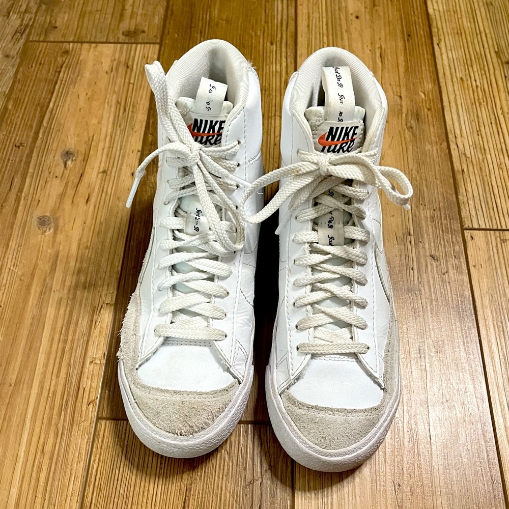 Small tear in the right shoe seam. Otherwise good condition.